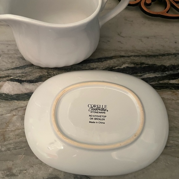 Corelle Classic White Gravy Boat with Saucer - Picture 4 of 4